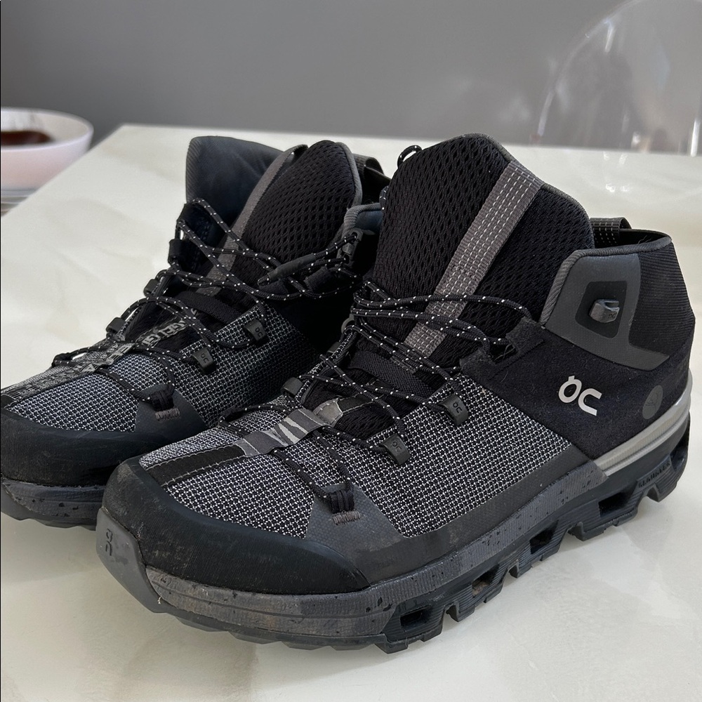 On Running Men's Black and Gray Athletic Shoes